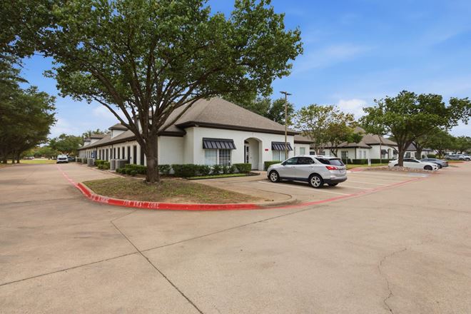 2555-2557 SW Grapevine Pkwy