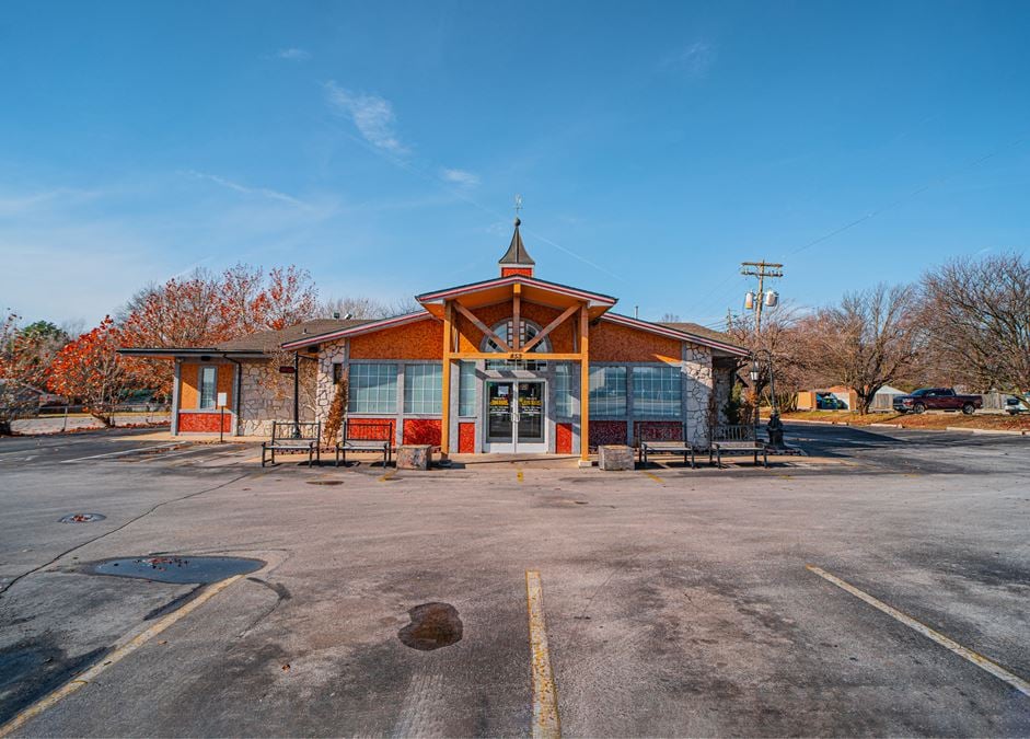 5,016 SF Freestanding Restaurant / Retail Building For Lease in Northeast Springfield