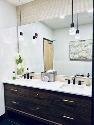 2000 W Hamilton Pl