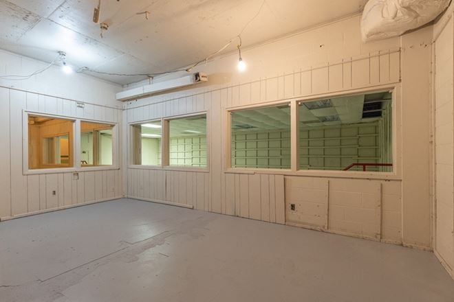 8871 Griffith - Bomb Shelter