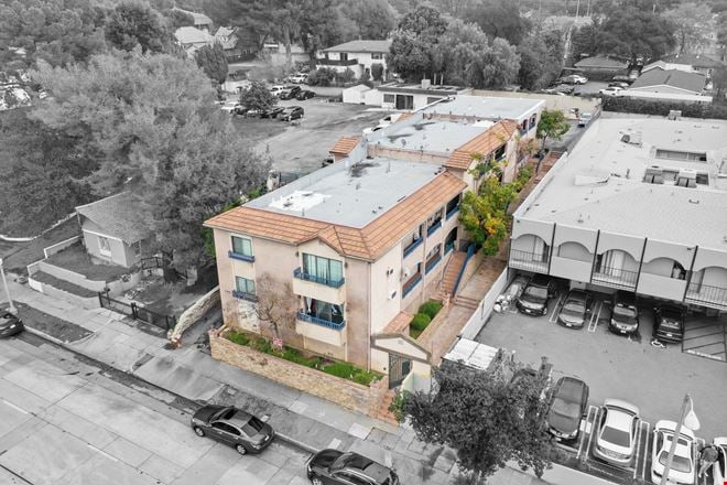 1590 N Fair Oaks Ave
