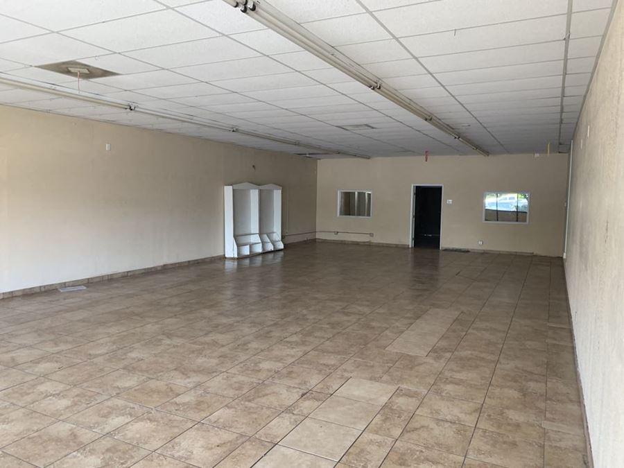 Prime Robertson Blvd Spaces in Country Wood Shopping Center Available