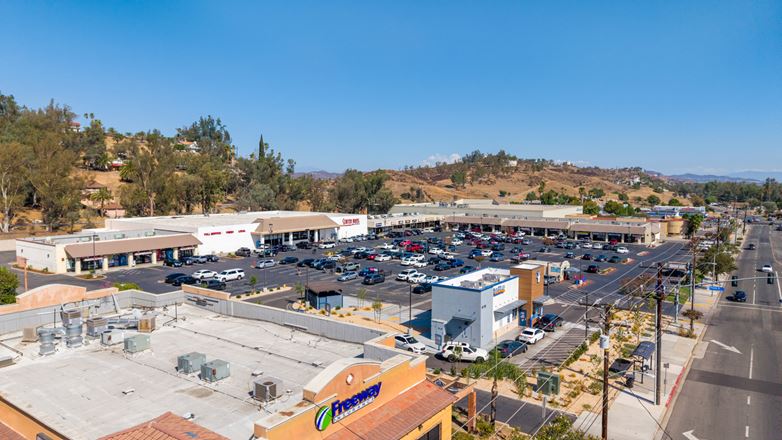 Lakeshore Plaza