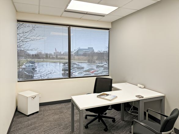 IL, Lisle - Corporate Lakes 1