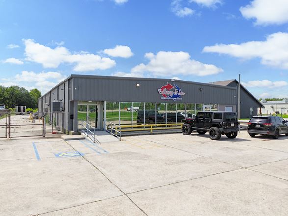 Retail Showroom / Warehouse with I-10 Visibility