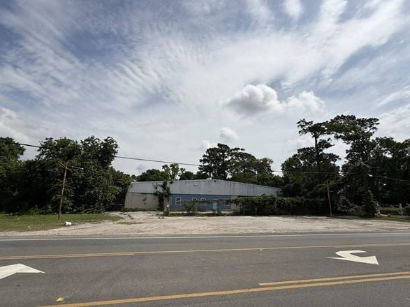 1922 W MAIN ST BAYTOWN TX- 6,250sf Flex Bldg, 0.88 Acre