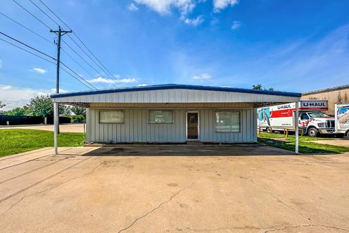 4,000 SF WAREHOUSE OFF I-35 W