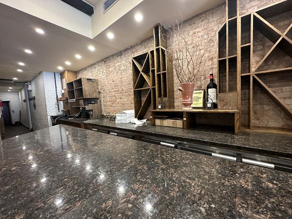 325 W 42nd St