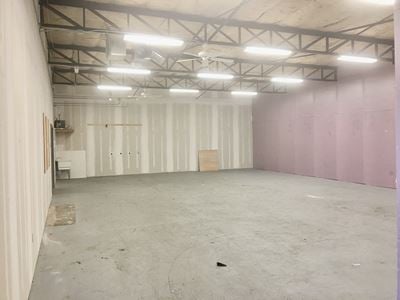 END CAP RETAIL NEAR PARK CENTRE