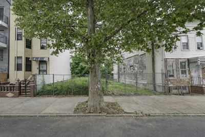 392 Shepherd Ave