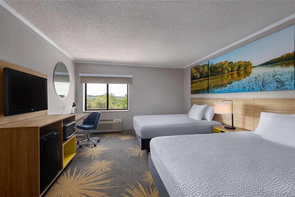 Days Inn & Suites Kansas City South
