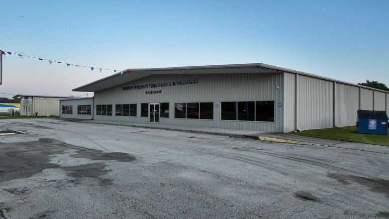 15,940 SF on 2.84 Acres Retail & Warehouse - US 92 Lakeland