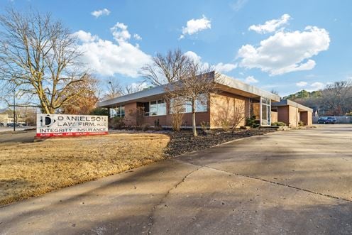 909 E Rolling Hills Dr Suite B