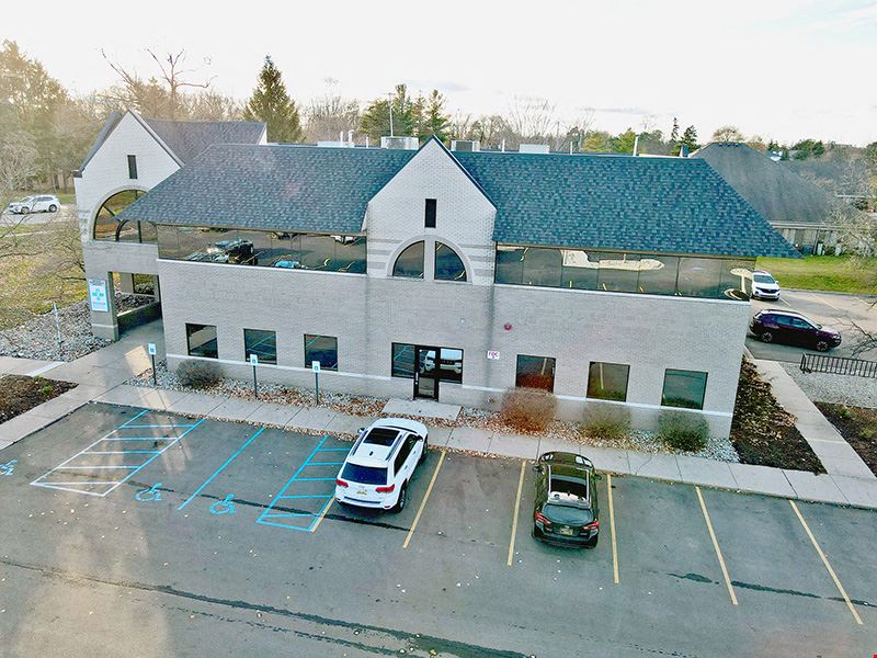 702 W Lake Lansing Rd