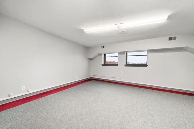 31 W Downer Pl, Suite 304, Aurora, IL 60506