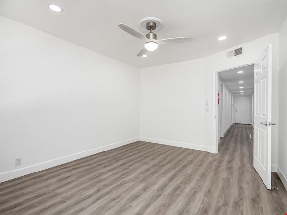 Prime Fully Remodeled Blackstone Ave Space: Move-In Ready