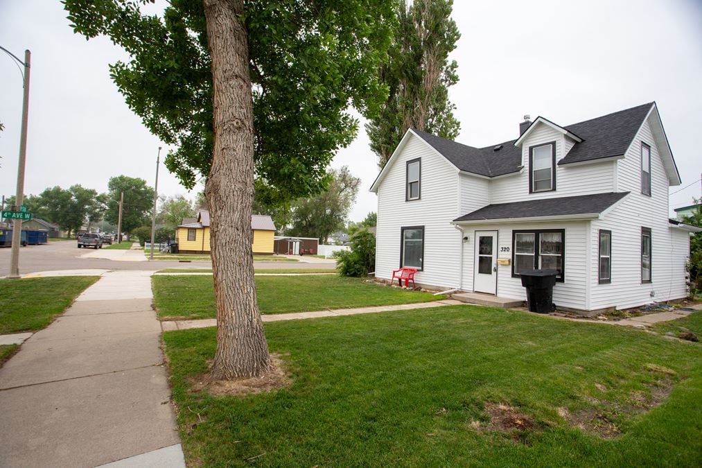 320 8th St W