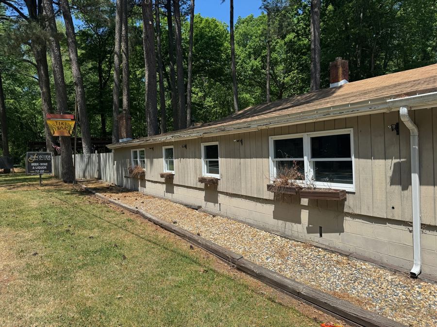 Boonies Restaurant and Tiki Bar