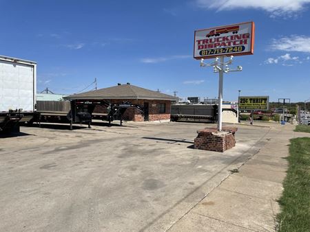 Commercial space for Rent at 1401 E Berry St in Fort Worth
