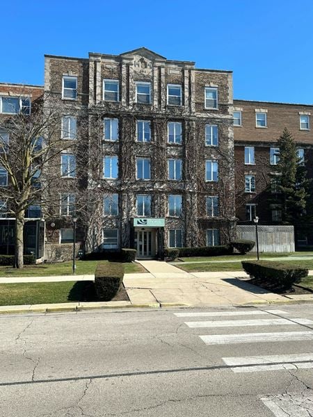 Office space for Rent at 5015 North Paulina Street in Chicago