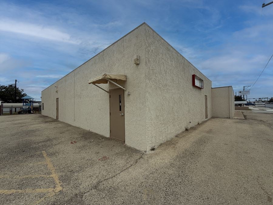 High Traffic Office, Studio, or Retail Opportunity – 3 Suites Available!