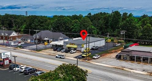±7,300-SF Single-Story Commercial Building with Excellent Visibility