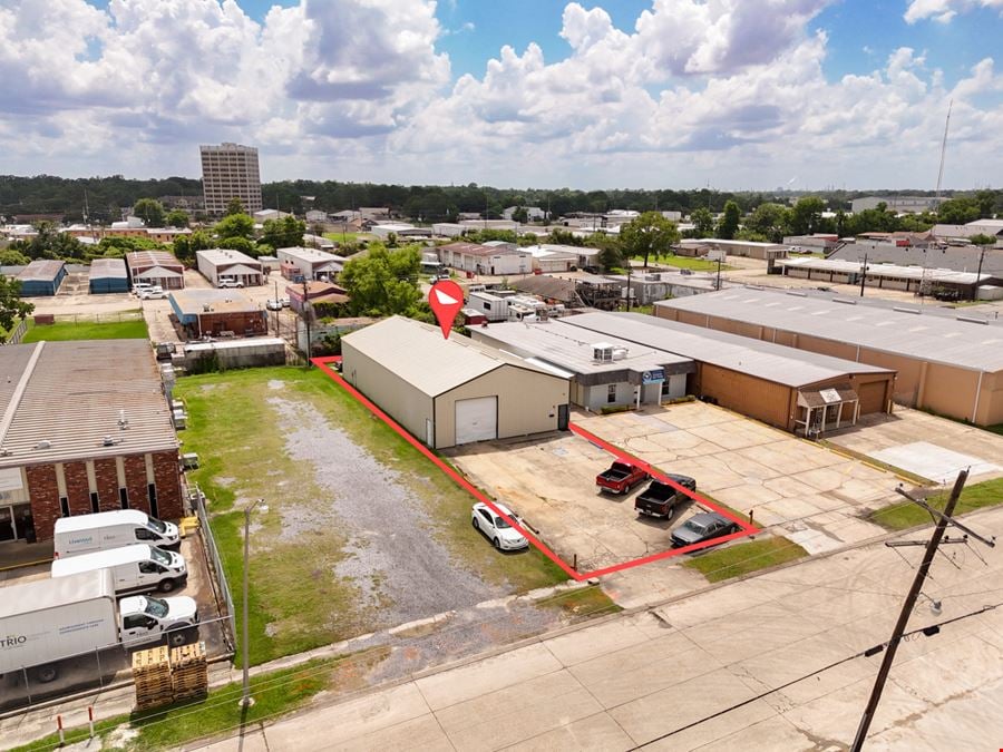 ±3,600 SF Renovated Office/Warehouse with Live/Work Setup
