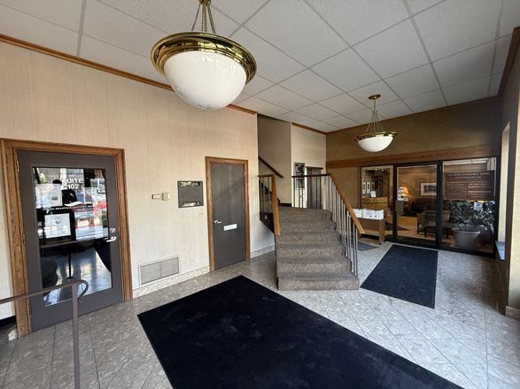 33 W Main St
