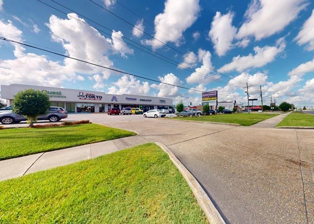 Endcap Space on Veterans Blvd