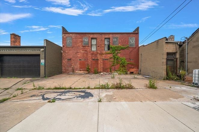 16014 E Warren