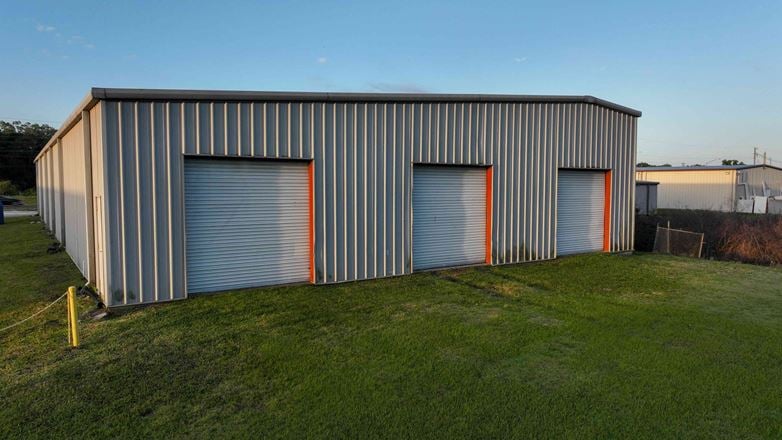 15,940 SF on 2.84 Acres Retail & Warehouse - US 92 Lakeland