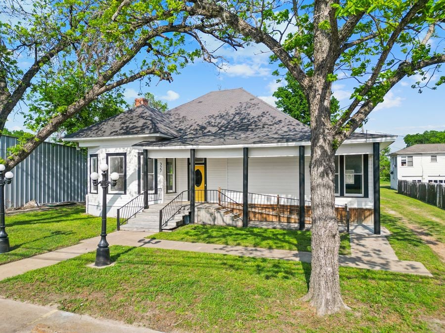 Charming Commercial Space in High-Traffic Location – Ideal for Café, Retail, Boutique, or Showroom Use