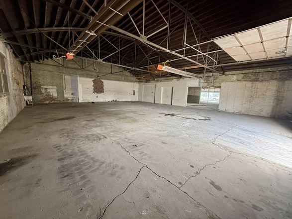 DOUGLAS RETAIL/WAREHOUSE