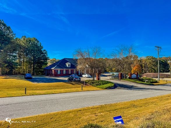 Freestanding Multi-Use Building | Sale or Lease | ±8,000 SF | ±3,987 SF Available