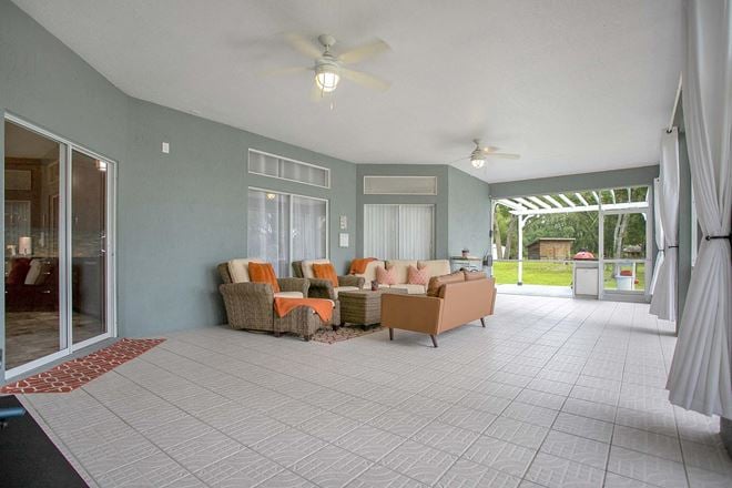 19616 Livingston Ave, Lutz, FL 33559