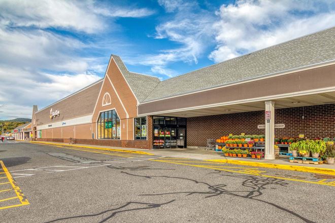 Pittsfield, MA - Stop & Shop Plaza