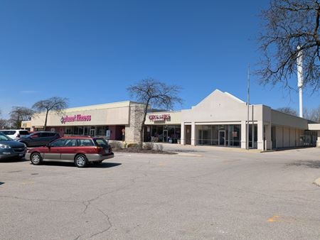 Retail space for Rent at 875-901 East Geneva Road in Carol Stream
