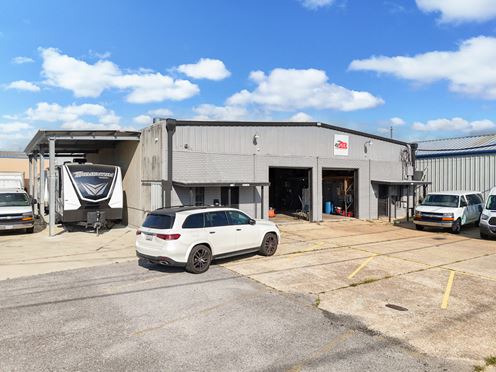±8,047 SF Office / Warehouse in Kenner Industrial Corridor