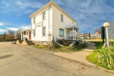 200 Dundas Street S.