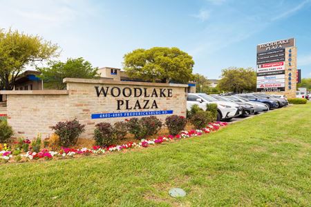 Woodlake Plaza - San Antonio