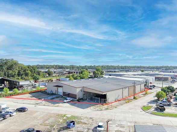 ±19,656 SF Office/Warehouse With Dock High Access