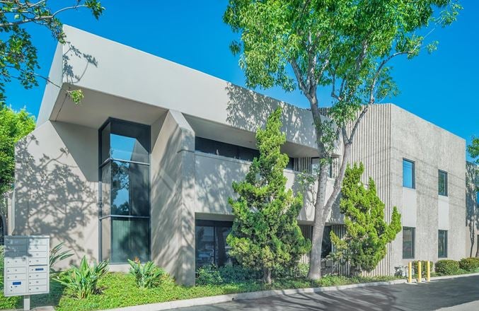 MacArthur Main Business Center