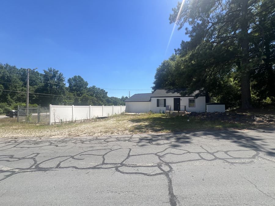 1,776 SF Flex Building Along Gillespie St