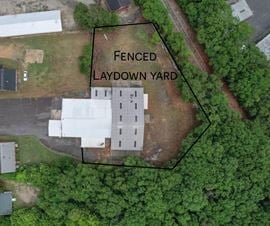 11,266 SF Industrial Service Facility | 7 Bay Doors | ¾ Acre Fenced Yard