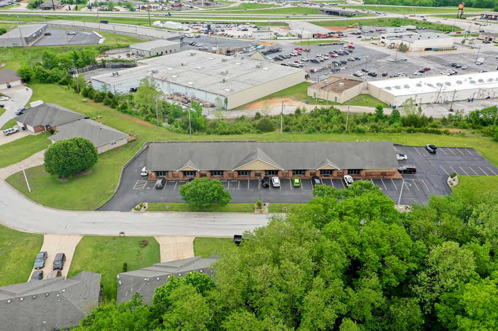 1,100 SF Retail / Office Spaces For Lease in Ozark