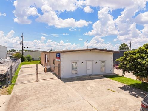 ±2,400 SF Office Warehouse with Gated Yard Near Airline Hwy