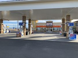 Automotive Bays / Quick Lube Available
