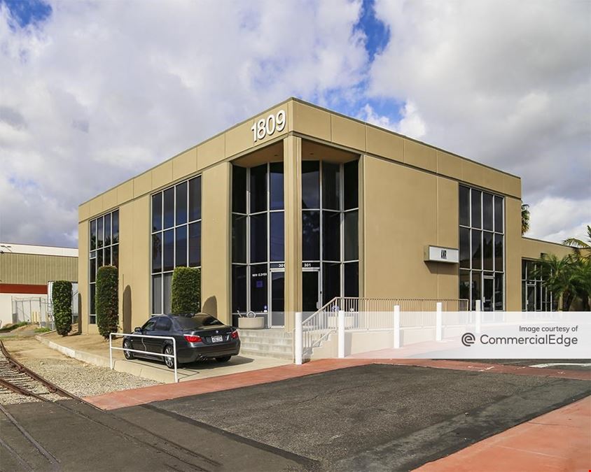 Freeway Business Plaza - 1805, 1809 & 1813 East Dyer Road