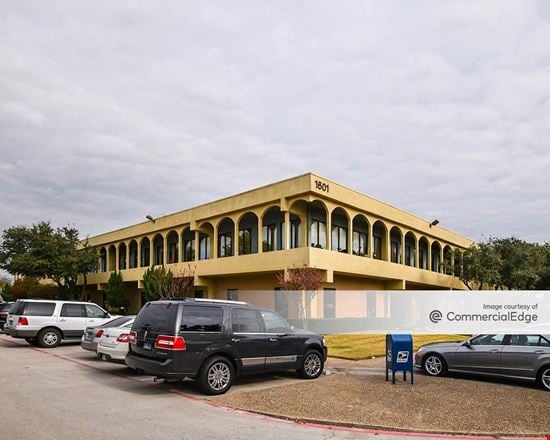 Lamar East Atriums