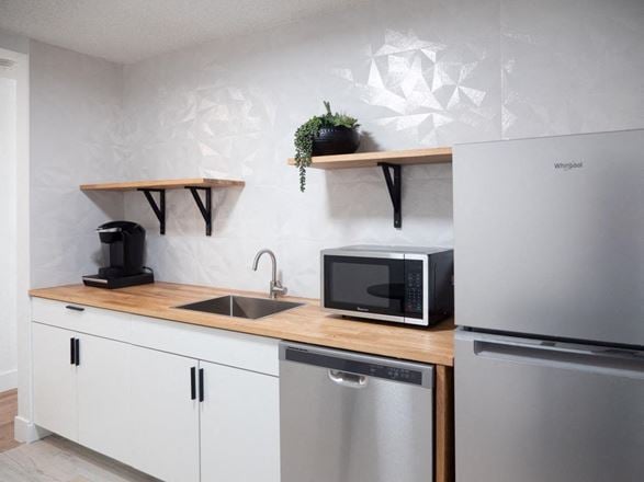 AW Management LLC - 1400 Laredo